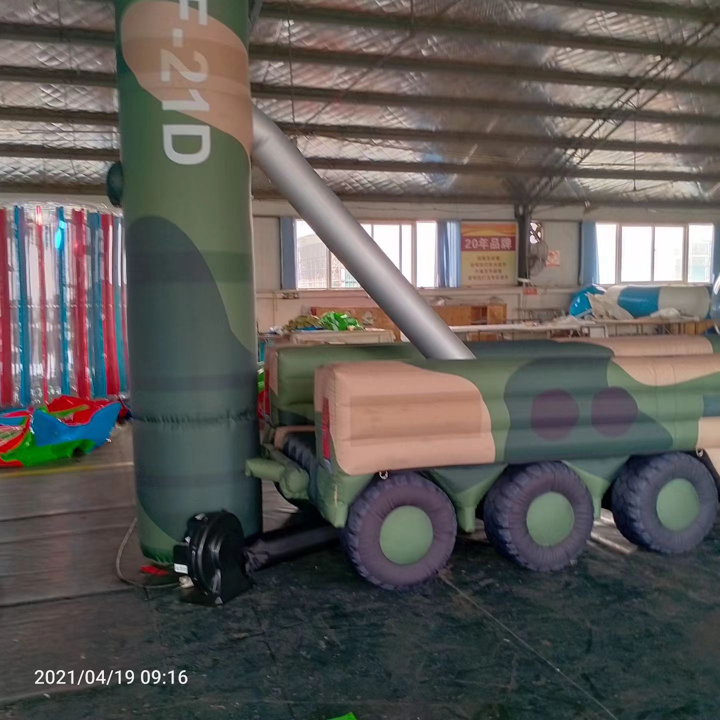 祁东军事演习中的充气目标车辆：模拟发射车雷达车坦克飞机